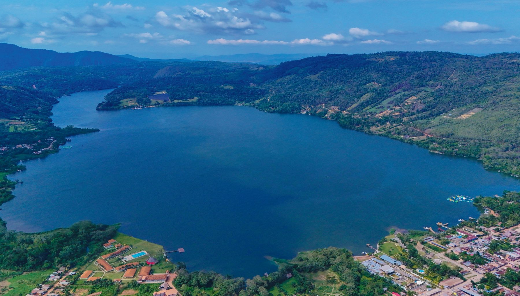 toma aérea de la Laguna Azul y el proyecto NUNA